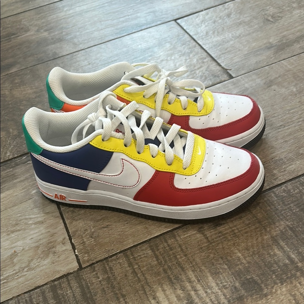 Nike Red and Blue Sneakers Vibrant Color-Block Design